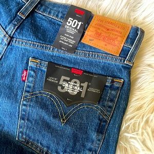 Brand new with tags, cute crop Levi’s!